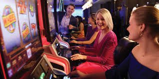 Antarmuka permainan Ceme Online di play crot dengan meja dealer dan kartu pemain